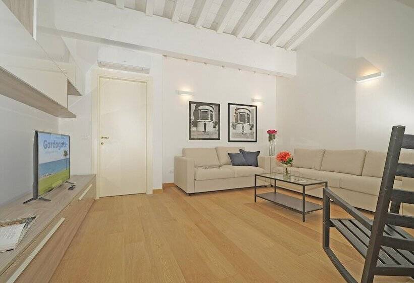 Una Finestra Vista Lago