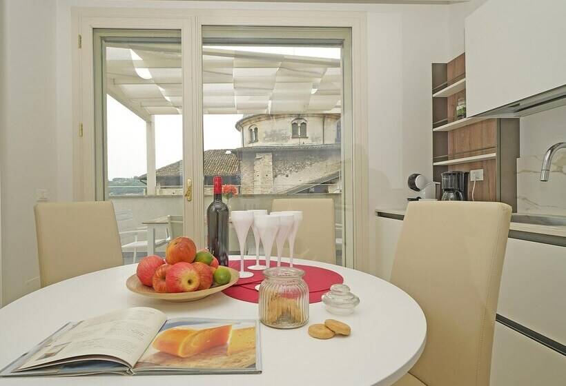 Una Finestra Vista Lago