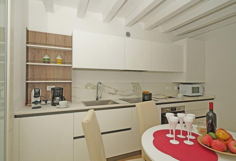 Una Finestra Vista Lago