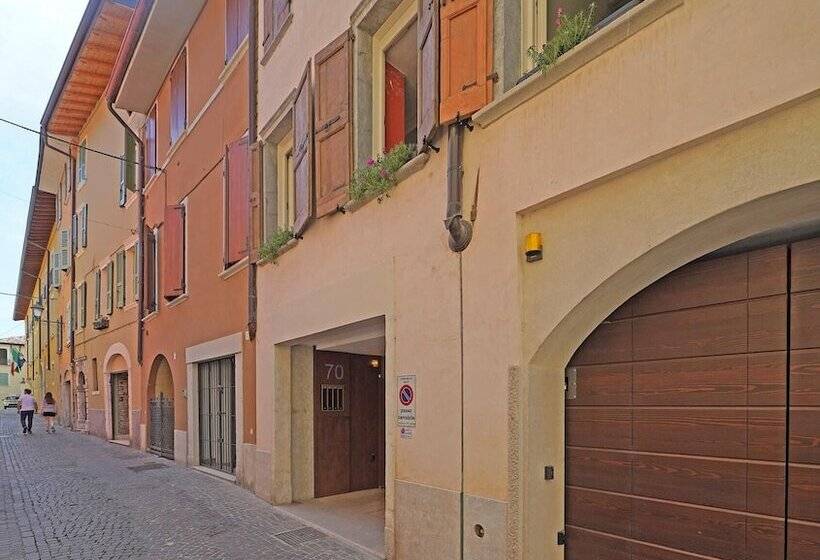 Una Finestra Vista Lago