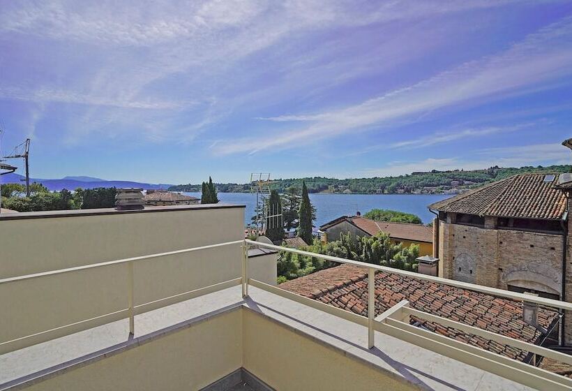 Una Finestra Vista Lago