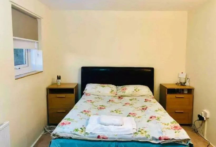 ペンション Private Room 4 5 Minutes Drive To Luton Airport