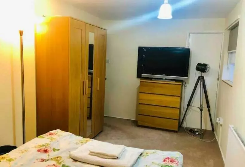 ペンション Private Room 4 5 Minutes Drive To Luton Airport