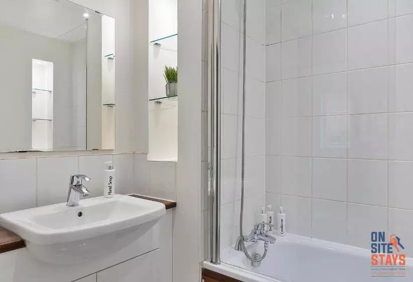 Onsitestays Contemporary 2 Bed Apt With Ensuite, 2 X Free Parking Spaces & A Balcony