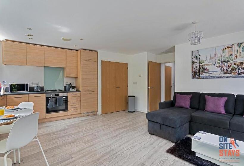 Onsitestays Contemporary 2 Bed Apt With Ensuite, 2 X Free Parking Spaces & A Balcony