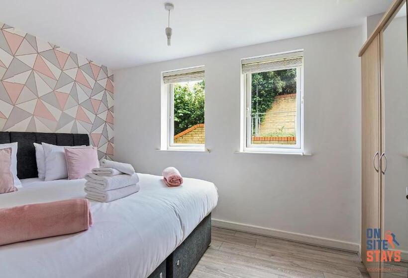 Onsitestays Contemporary 2 Bed Apt With Ensuite, 2 X Free Parking Spaces & A Balcony
