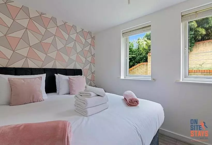 Onsitestays Contemporary 2 Bed Apt With Ensuite, 2 X Free Parking Spaces & A Balcony