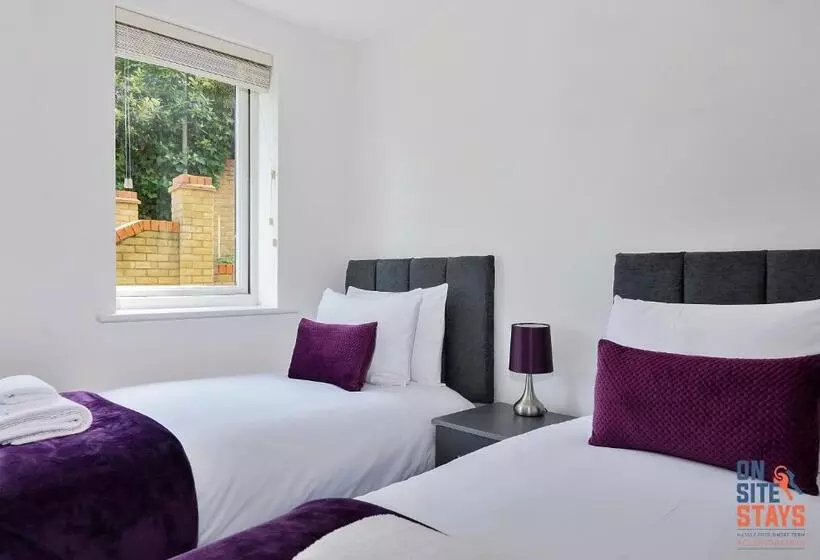 Onsitestays Contemporary 2 Bed Apt With Ensuite, 2 X Free Parking Spaces & A Balcony