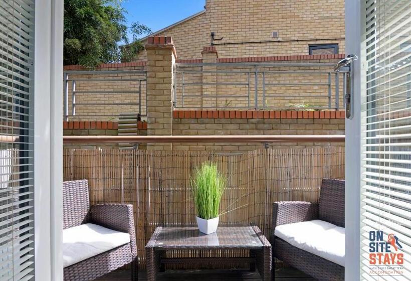 Onsitestays Contemporary 2 Bed Apt With Ensuite, 2 X Free Parking Spaces & A Balcony