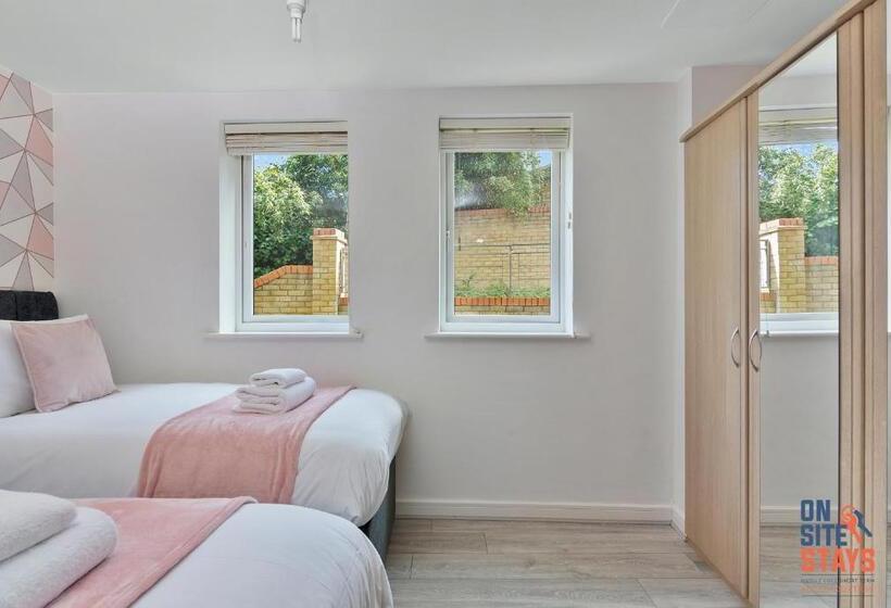 Onsitestays Contemporary 2 Bed Apt With Ensuite, 2 X Free Parking Spaces & A Balcony