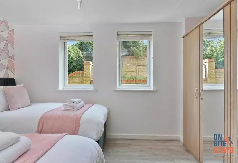 Onsitestays Contemporary 2 Bed Apt With Ensuite, 2 X Free Parking Spaces & A Balcony