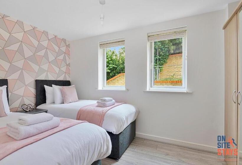 Onsitestays Contemporary 2 Bed Apt With Ensuite, 2 X Free Parking Spaces & A Balcony