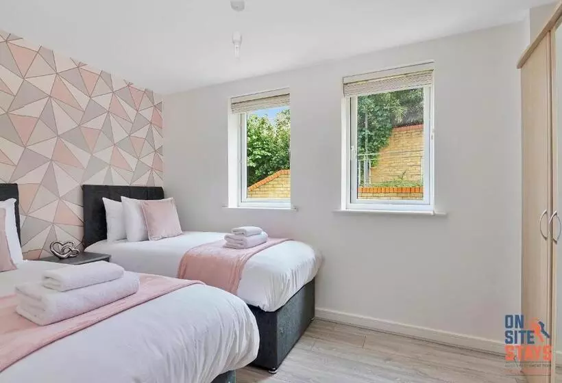 Onsitestays Contemporary 2 Bed Apt With Ensuite, 2 X Free Parking Spaces & A Balcony