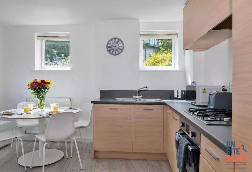 Onsitestays Contemporary 2 Bed Apt With Ensuite, 2 X Free Parking Spaces & A Balcony