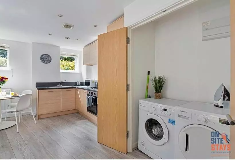 Onsitestays Contemporary 2 Bed Apt With Ensuite, 2 X Free Parking Spaces & A Balcony