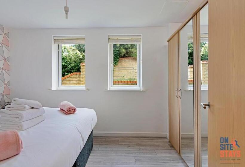 Onsitestays Contemporary 2 Bed Apt With Ensuite, 2 X Free Parking Spaces & A Balcony