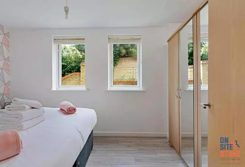 Onsitestays Contemporary 2 Bed Apt With Ensuite, 2 X Free Parking Spaces & A Balcony