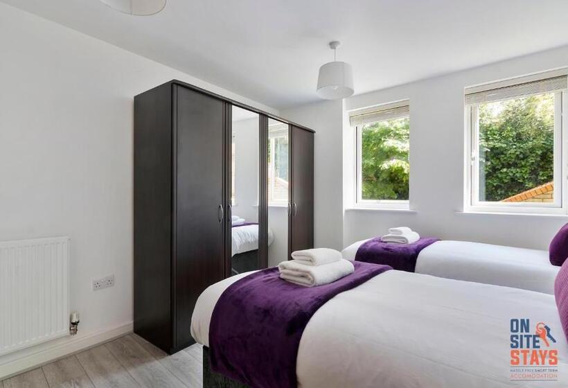 Onsitestays Contemporary 2 Bed Apt With Ensuite, 2 X Free Parking Spaces & A Balcony