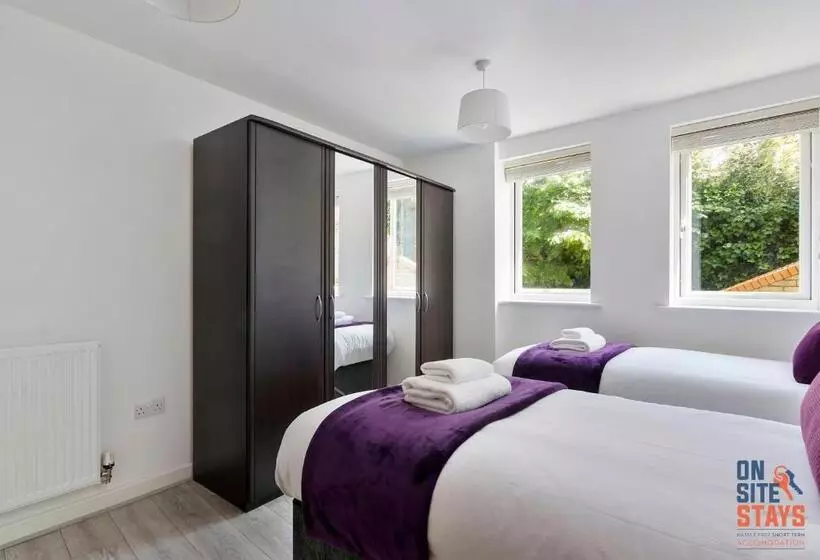 Onsitestays Contemporary 2 Bed Apt With Ensuite, 2 X Free Parking Spaces & A Balcony