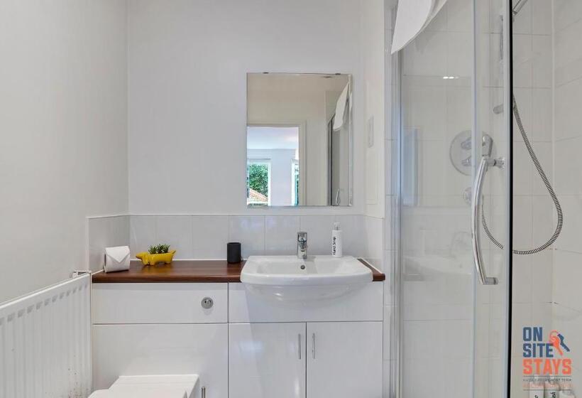 Onsitestays Contemporary 2 Bed Apt With Ensuite, 2 X Free Parking Spaces & A Balcony