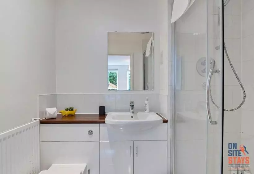 Onsitestays Contemporary 2 Bed Apt With Ensuite, 2 X Free Parking Spaces & A Balcony