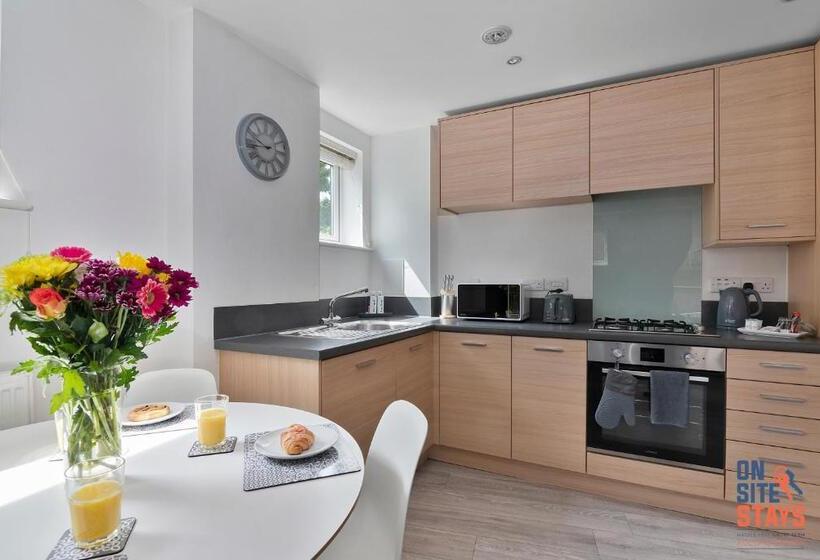Onsitestays Contemporary 2 Bed Apt With Ensuite, 2 X Free Parking Spaces & A Balcony