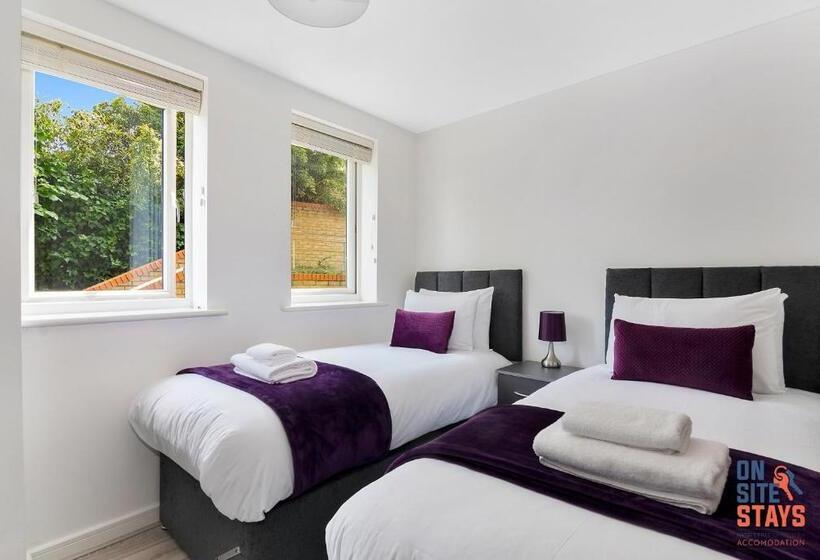 Onsitestays Contemporary 2 Bed Apt With Ensuite, 2 X Free Parking Spaces & A Balcony