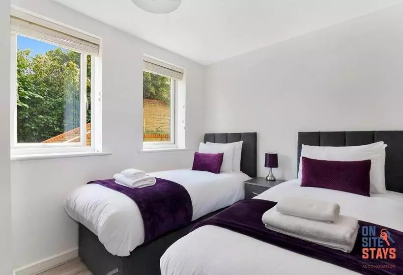 Onsitestays Contemporary 2 Bed Apt With Ensuite, 2 X Free Parking Spaces & A Balcony