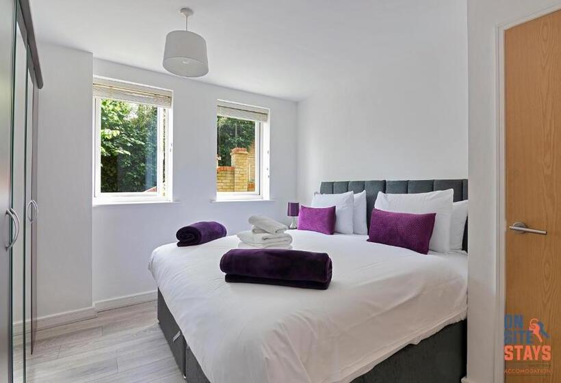 Onsitestays Contemporary 2 Bed Apt With Ensuite, 2 X Free Parking Spaces & A Balcony