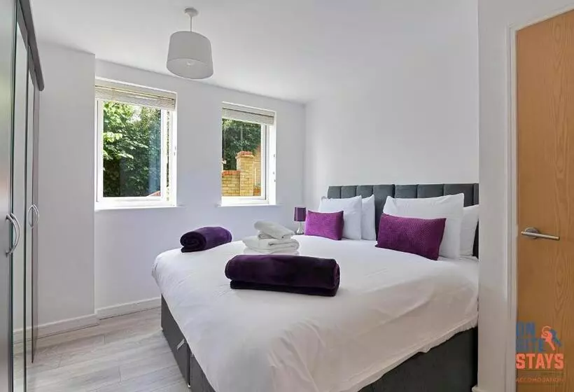 Onsitestays Contemporary 2 Bed Apt With Ensuite, 2 X Free Parking Spaces & A Balcony