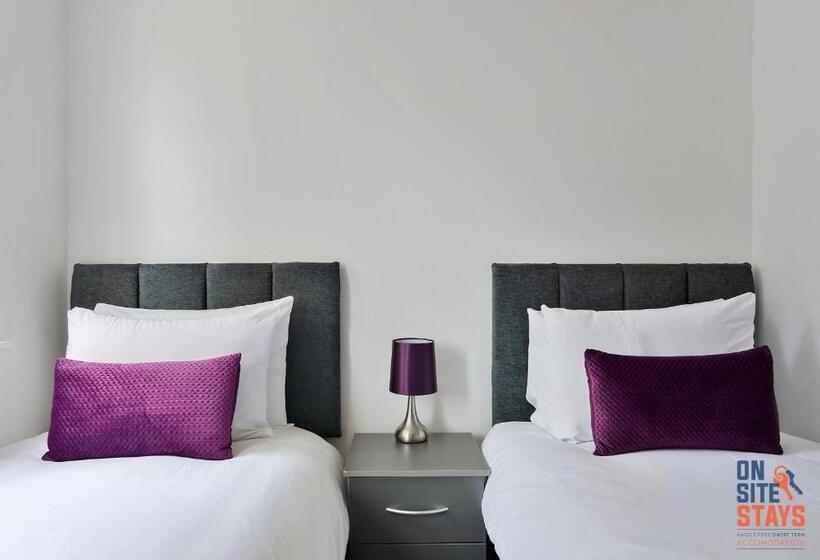Onsitestays Contemporary 2 Bed Apt With Ensuite, 2 X Free Parking Spaces & A Balcony