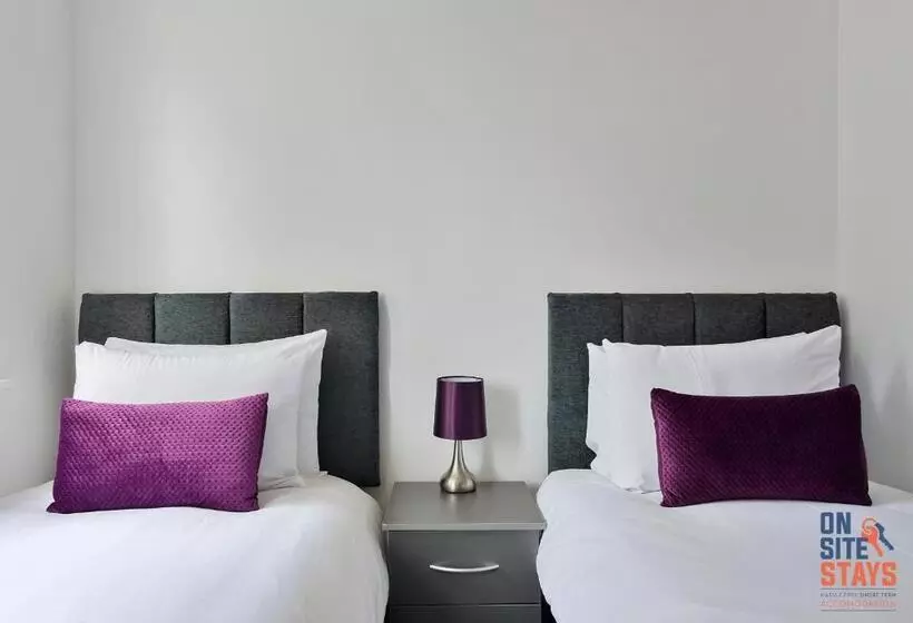 Onsitestays Contemporary 2 Bed Apt With Ensuite, 2 X Free Parking Spaces & A Balcony