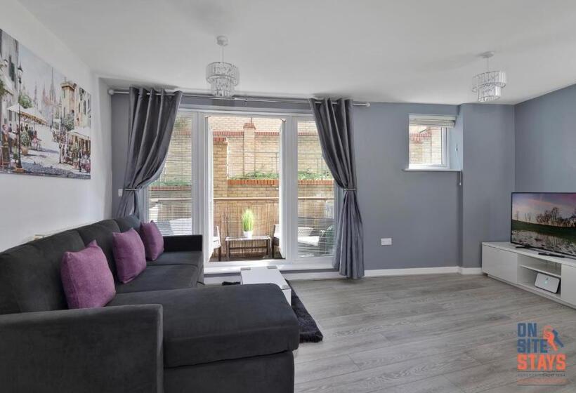 Onsitestays Contemporary 2 Bed Apt With Ensuite, 2 X Free Parking Spaces & A Balcony