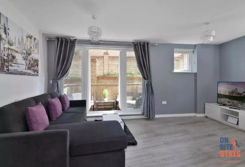 Onsitestays Contemporary 2 Bed Apt With Ensuite, 2 X Free Parking Spaces & A Balcony