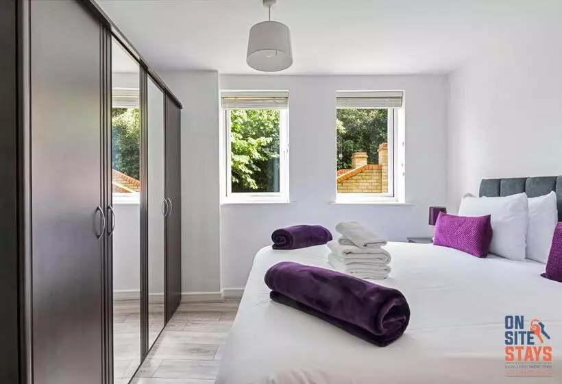 Onsitestays Contemporary 2 Bed Apt With Ensuite, 2 X Free Parking Spaces & A Balcony