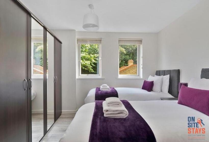Onsitestays Contemporary 2 Bed Apt With Ensuite, 2 X Free Parking Spaces & A Balcony
