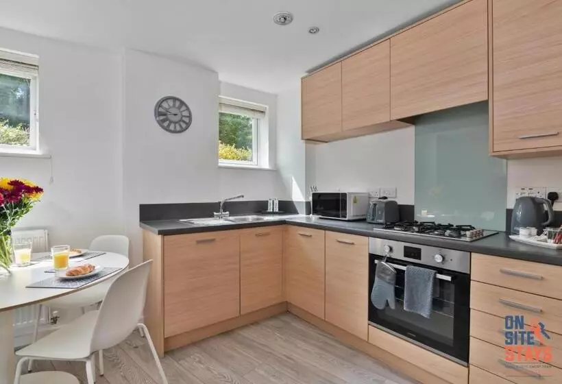 Onsitestays Contemporary 2 Bed Apt With Ensuite, 2 X Free Parking Spaces & A Balcony