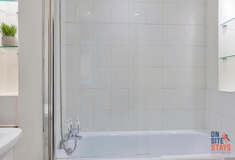 Onsitestays Contemporary 2 Bed Apt With Ensuite, 2 X Free Parking Spaces & A Balcony