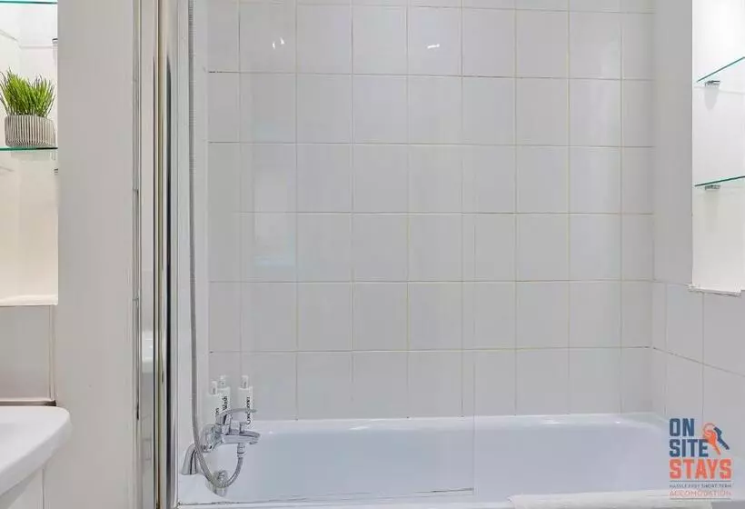 Onsitestays Contemporary 2 Bed Apt With Ensuite, 2 X Free Parking Spaces & A Balcony