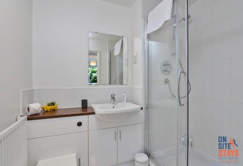 Onsitestays Contemporary 2 Bed Apt With Ensuite, 2 X Free Parking Spaces & A Balcony