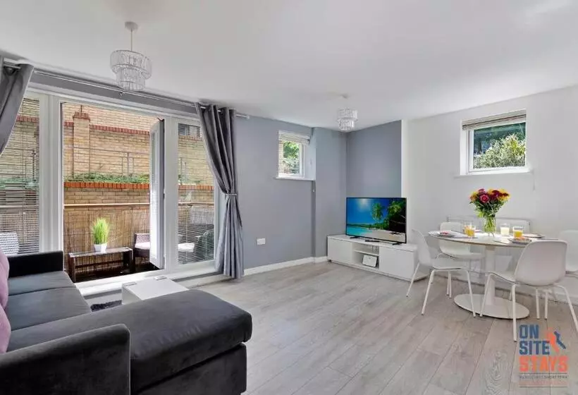 Onsitestays Contemporary 2 Bed Apt With Ensuite, 2 X Free Parking Spaces & A Balcony
