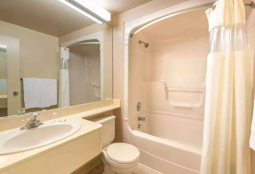 Отель Howard Johnson By Wyndham Tillsonburg