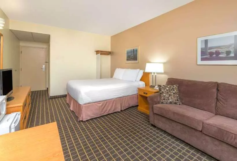 Отель Howard Johnson By Wyndham Tillsonburg