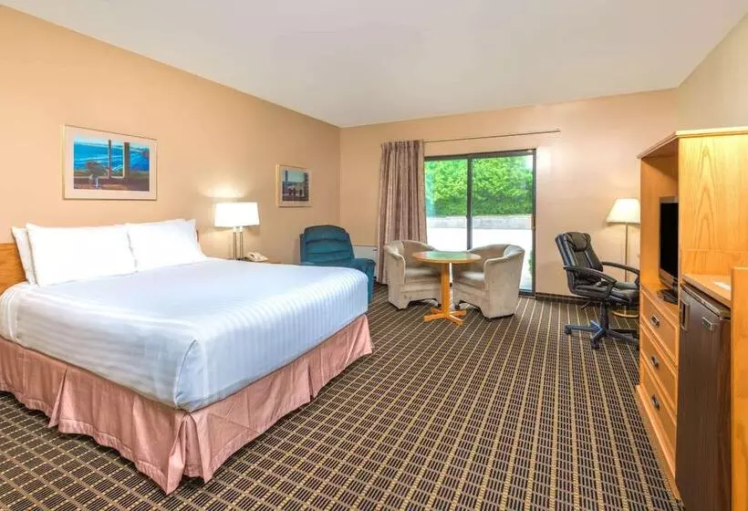 Отель Howard Johnson By Wyndham Tillsonburg