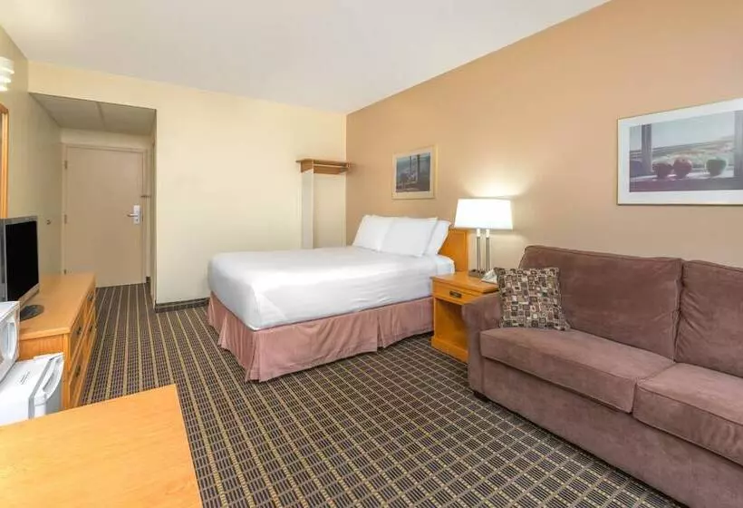 Отель Howard Johnson By Wyndham Tillsonburg