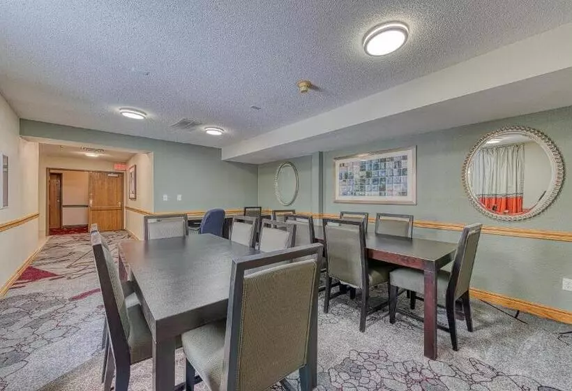 Hotelli American Inn & Suites