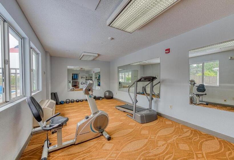 فندق American Inn & Suites