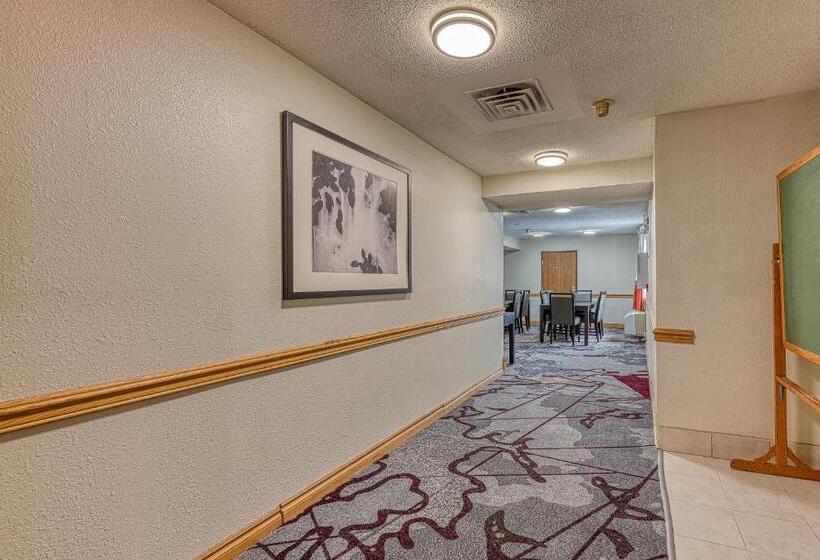 فندق American Inn & Suites