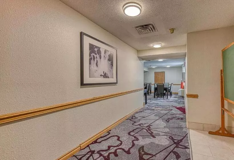 Hotelli American Inn & Suites