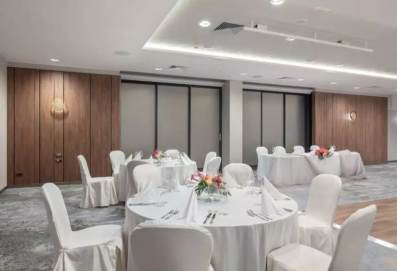 هتل Doubletree By Hilton Plovdiv Center
